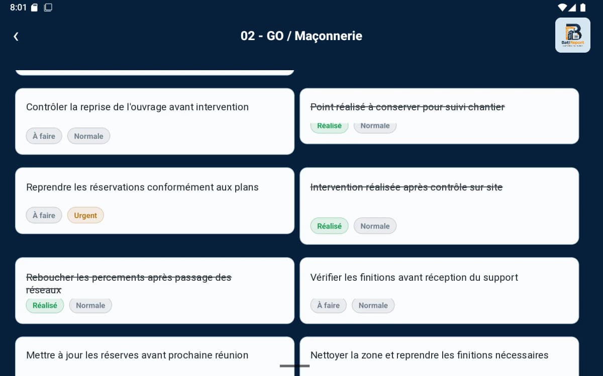 Tablette affichant les observations chantier avec statuts et priorités